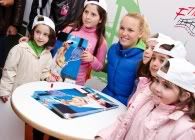 caroline wozniacki autograph session with small kids